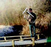 Bilde av Lars Dreierstad som spiller tuba ute